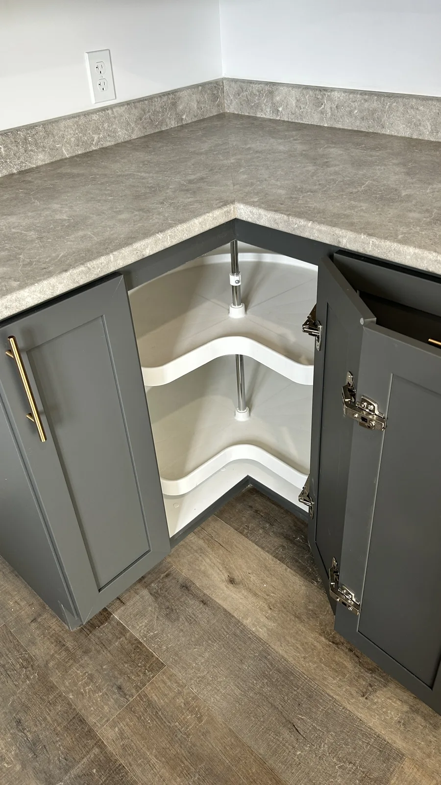Détail d'armoire de cuisine sur mesure, façade peinte et poignée en laiton, Atelier Multidécor