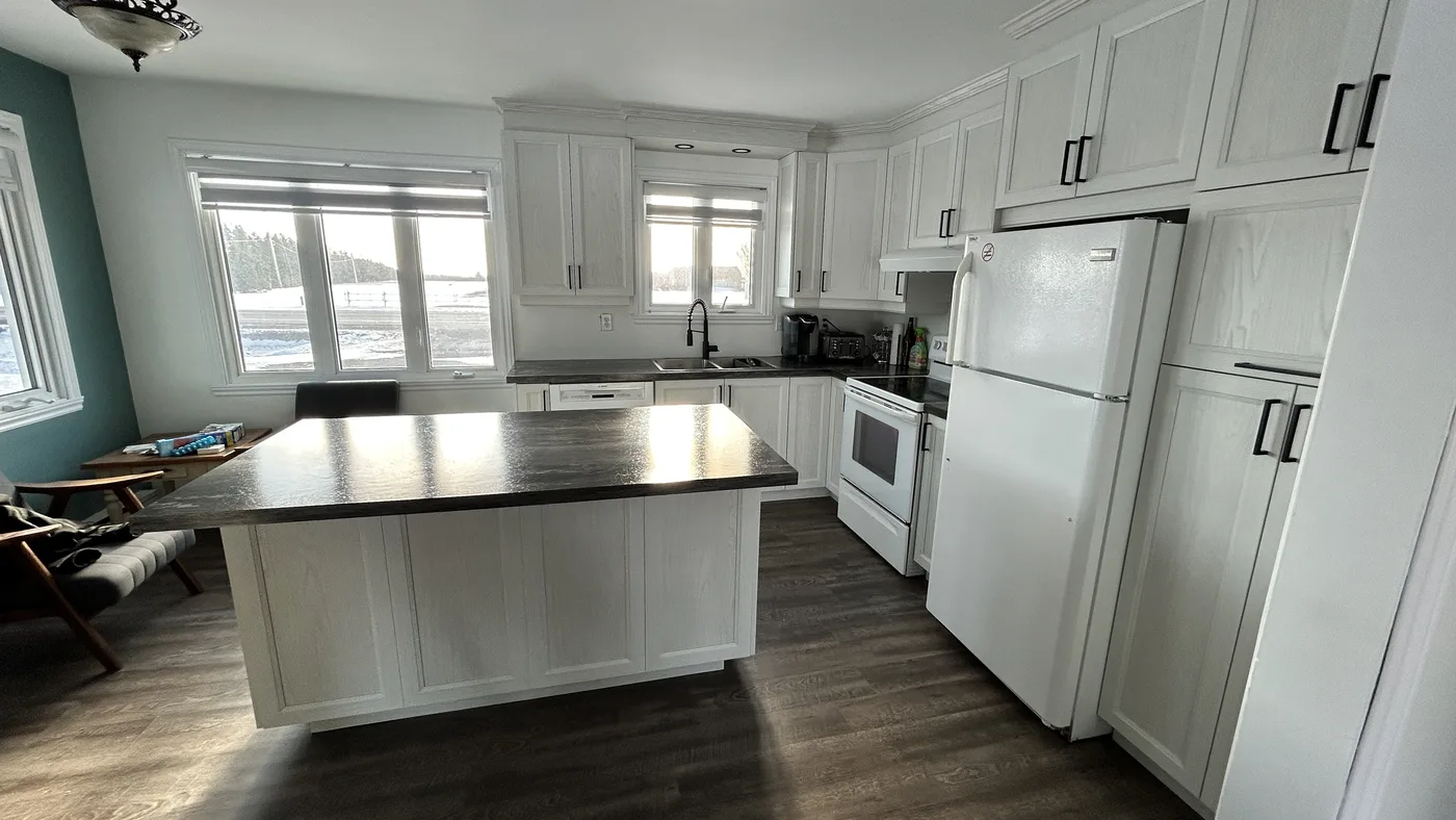 Îlot de cuisine sur mesure à façades shaker, Atelier Multidécor en Gaspésie