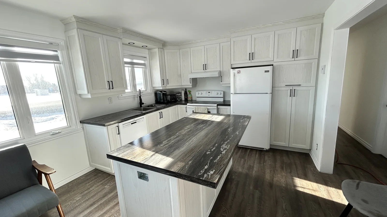 Cuisine sur mesure à façades shaker, réalisée par Atelier Multidécor en Gaspésie