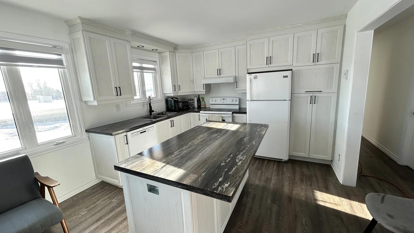 Cuisine sur mesure à façades shaker, réalisée par Atelier Multidécor en Gaspésie