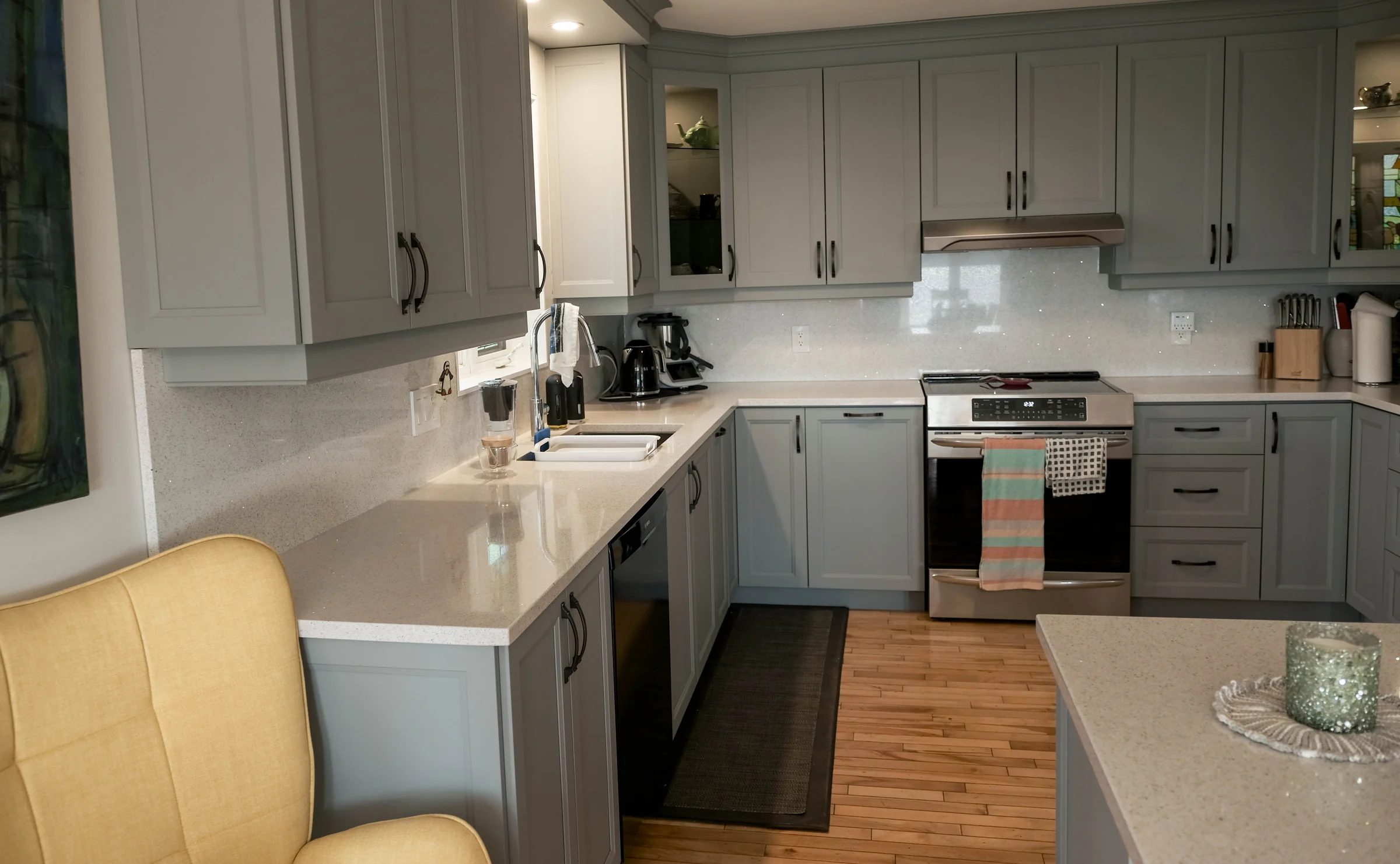 Coin évier avec dosseret de quartz pleine hauteur et éclairage intégré, cuisine sur mesure Atelier Multidécor
