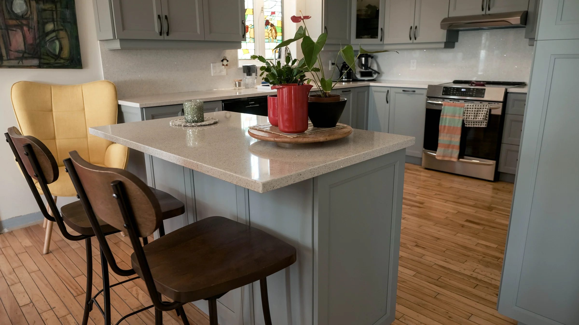 Îlot avec tabourets, portes Shaker grises et comptoir de quartz, Atelier Multidécor