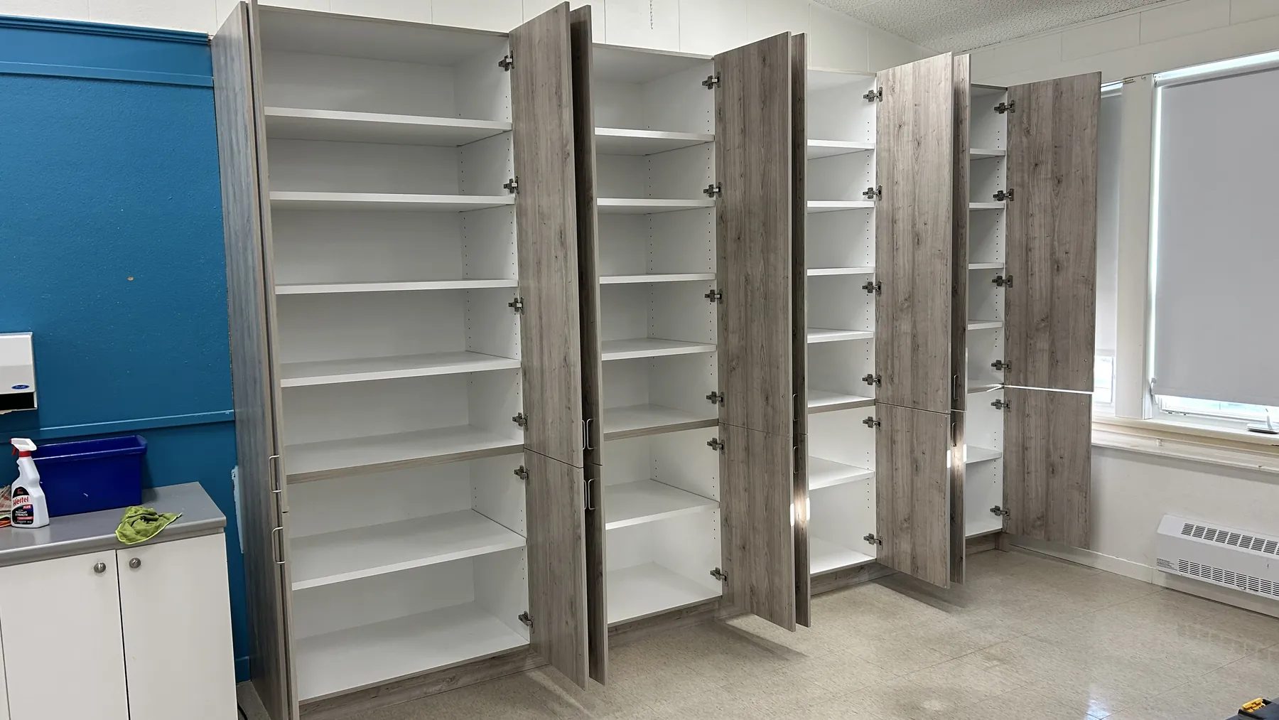 Rangement scolaire surdimensionné en mélamine noire avec tablettes de 1 po