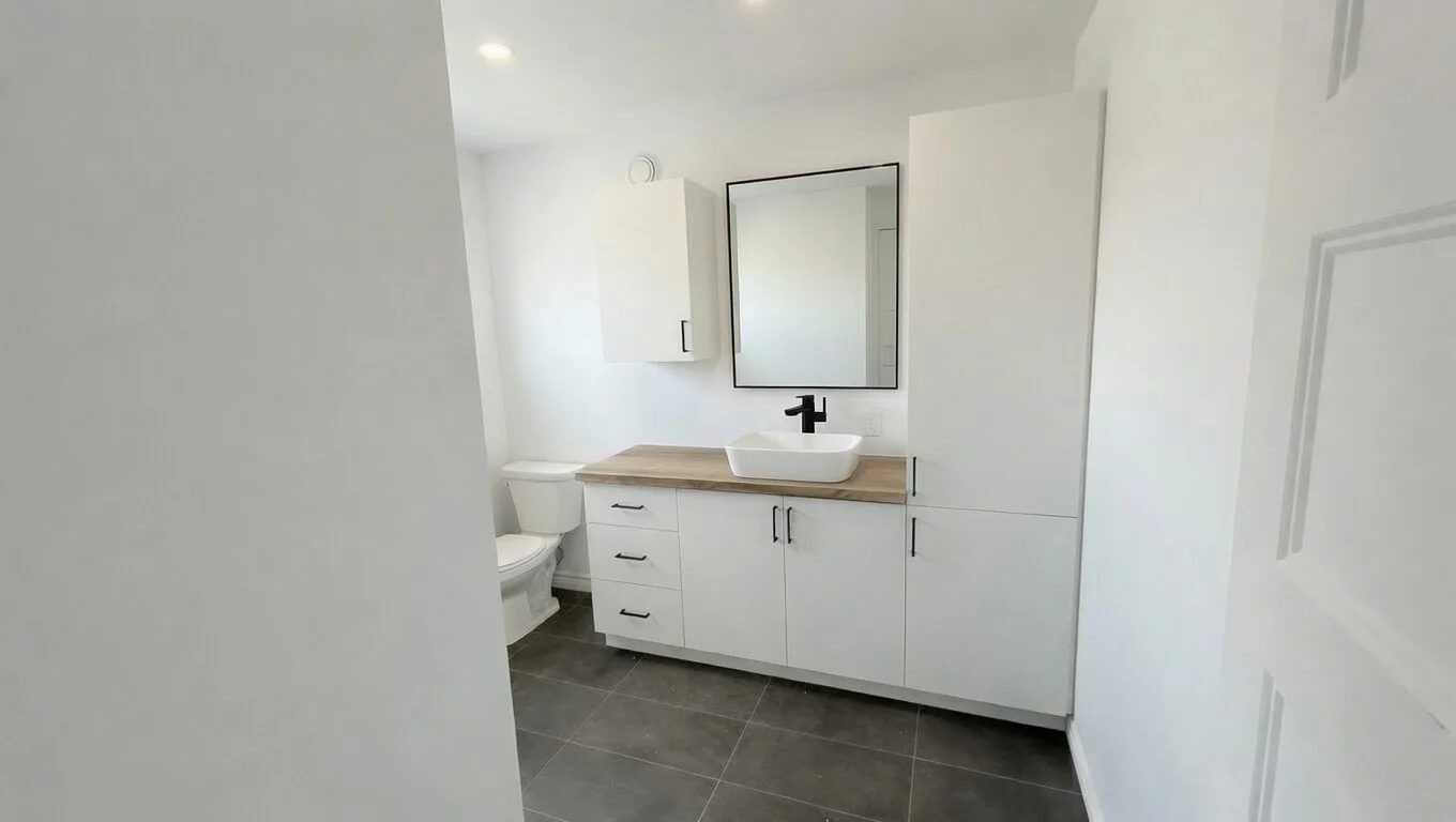 Vanité de salle de bain sur mesure en mélamine blanche avec comptoir à texture de bois et lavabo vasque