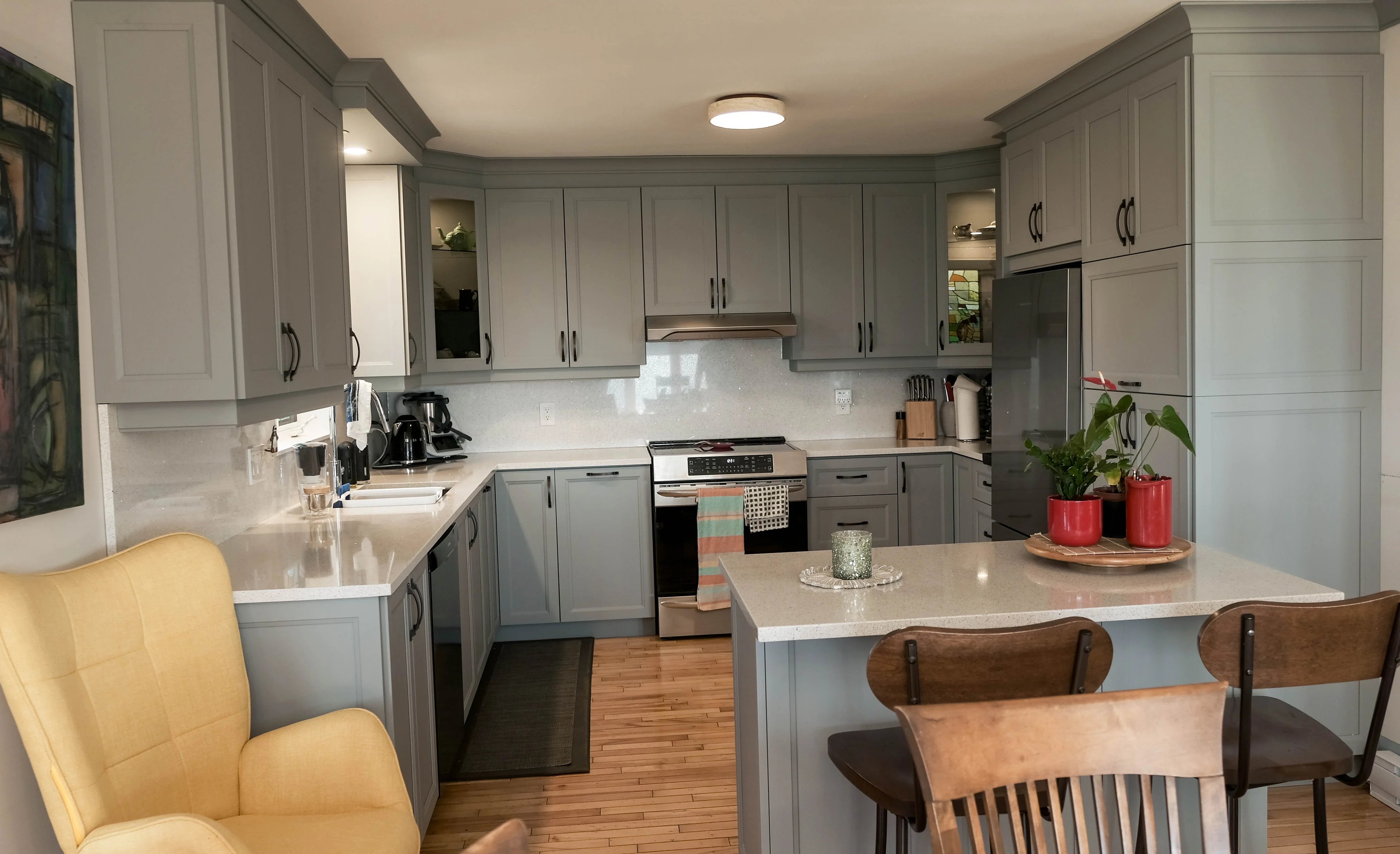 Cuisine sur mesure à portes Shaker grises et comptoir de quartz, réalisée par Atelier Multidécor en Gaspésie