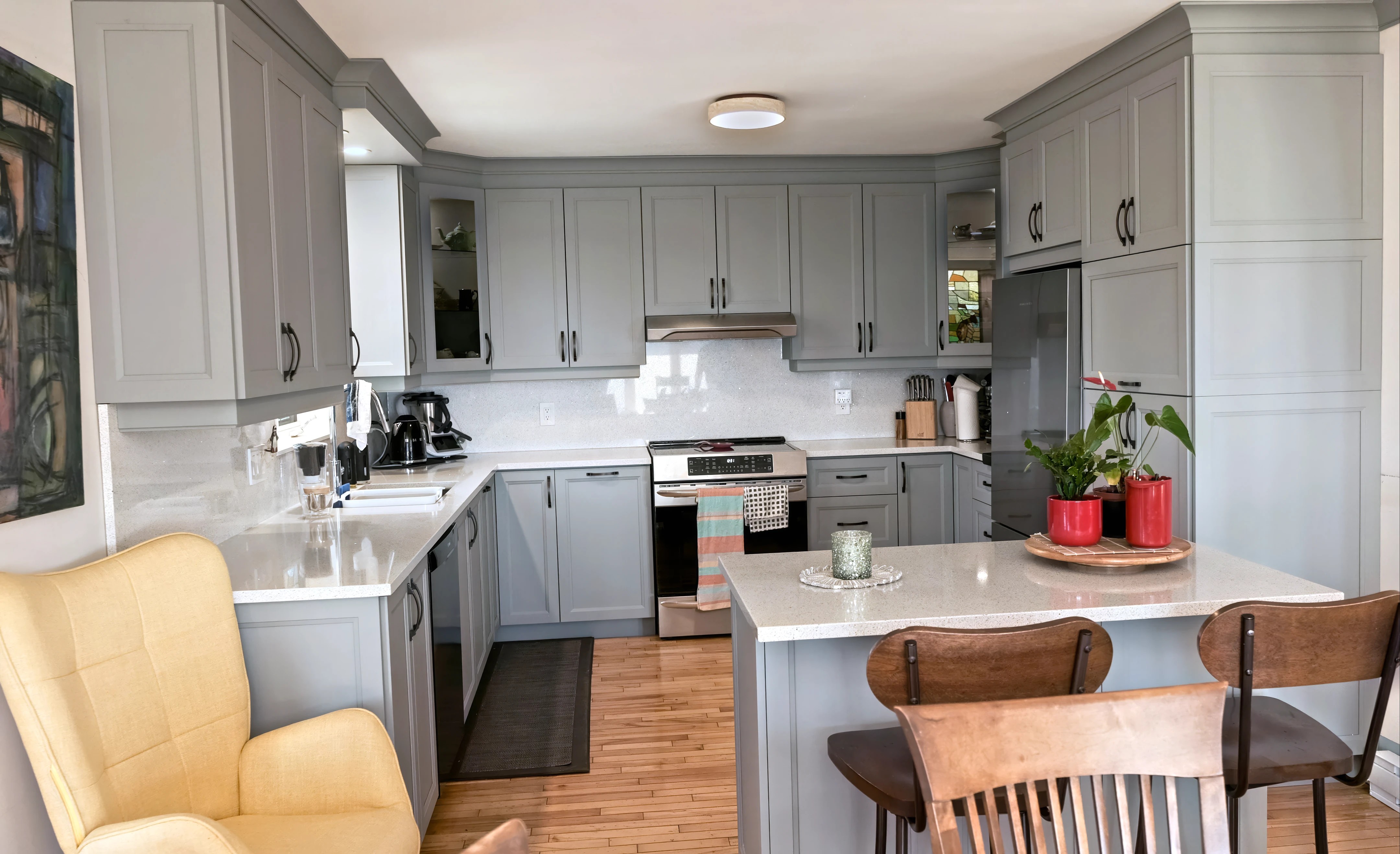 Cuisine sur mesure à portes Shaker grises et comptoir de quartz, réalisée par Atelier Multidécor en Gaspésie